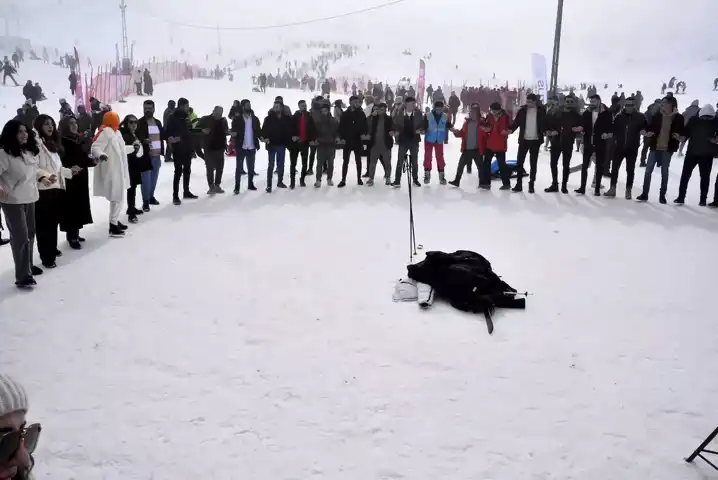 Bitlis'te Meşaleli Kayak Şenliği