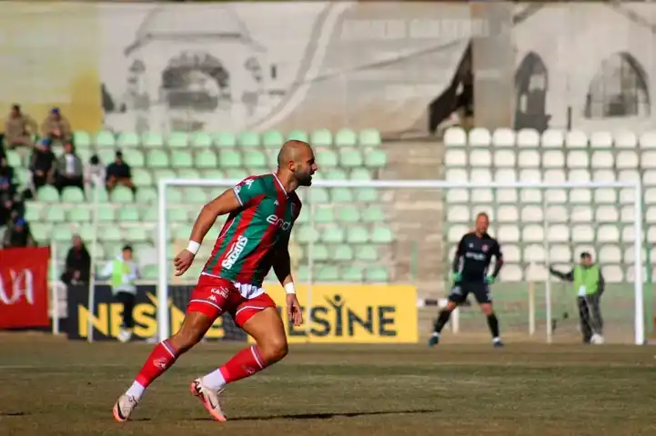 Karşıyaka, Kırşehir'i 4-0 Yendi! İshak Kurt Golleriyle Parladı