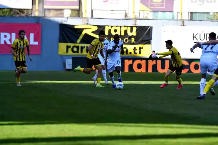 İstanbulspor, Sakaryaspor'u Evinde 3-0 Yendi!